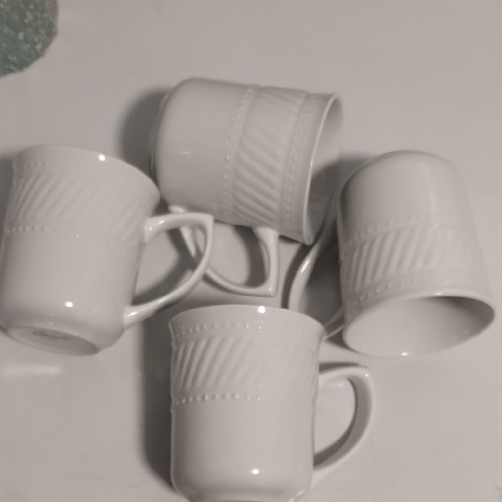 Elegant 4 White Ceramic Mug Set